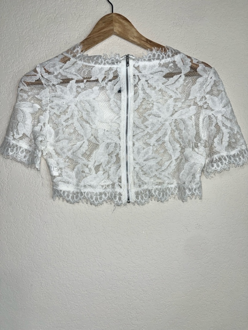 NWT Naked Wardrobe White Romantic Lace Statement Scalloped Hem Cropped Top S - Picture 2 of 7